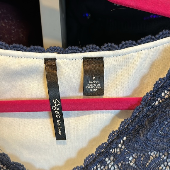 Skye’s the Limit navy lace overlay top size S - Picture 2 of 3